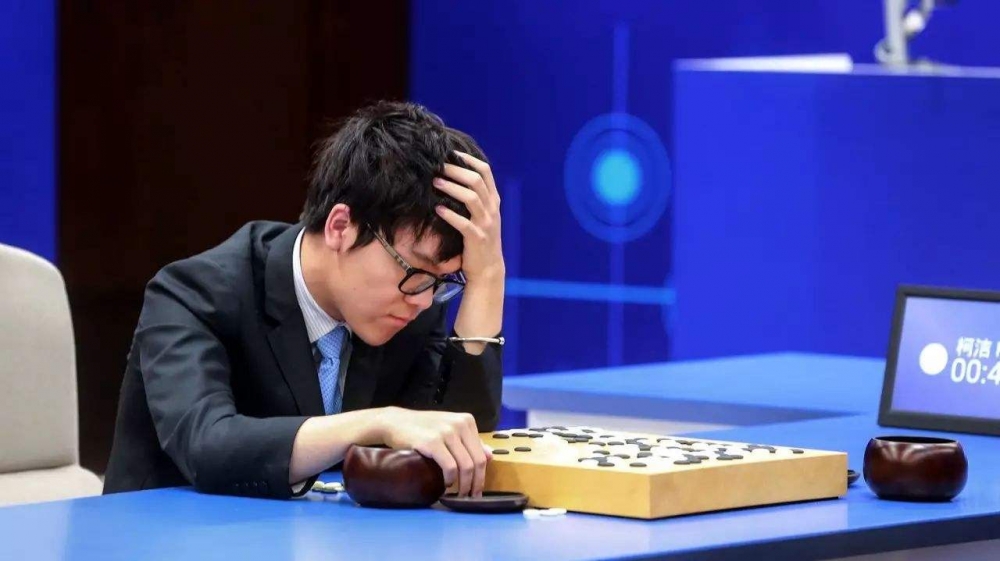 柯洁更新个人社媒简介，加上了「世界围棋九冠王」，解读此举的背后