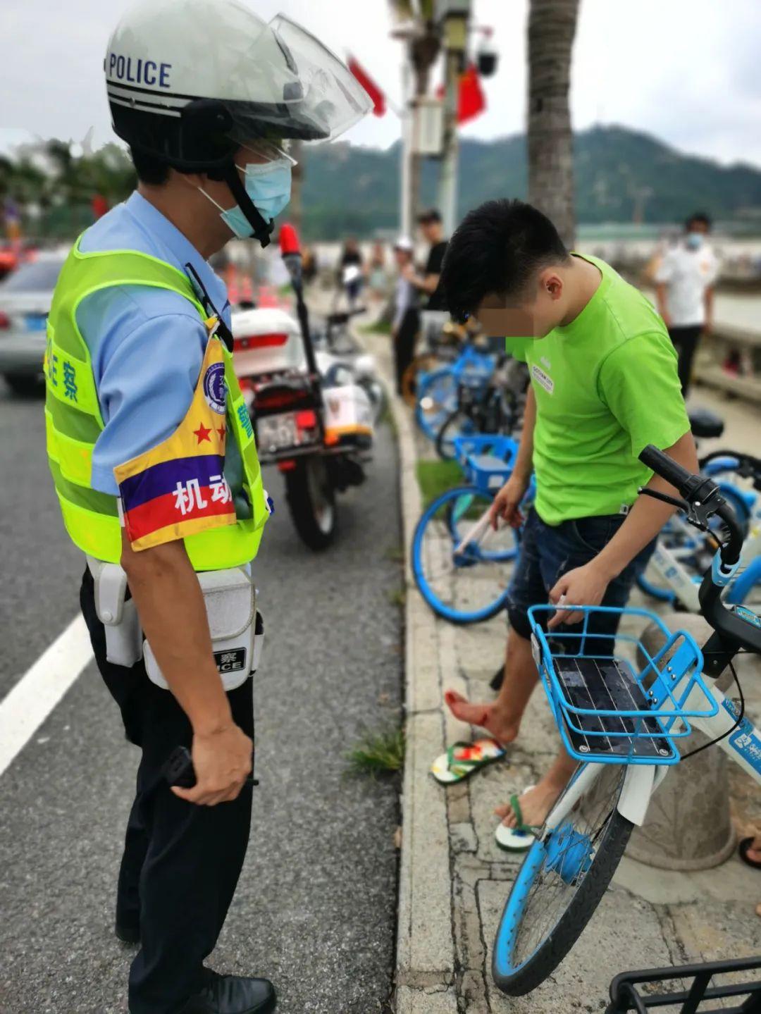 海边救人白衣小哥，被赞英雄不敢当