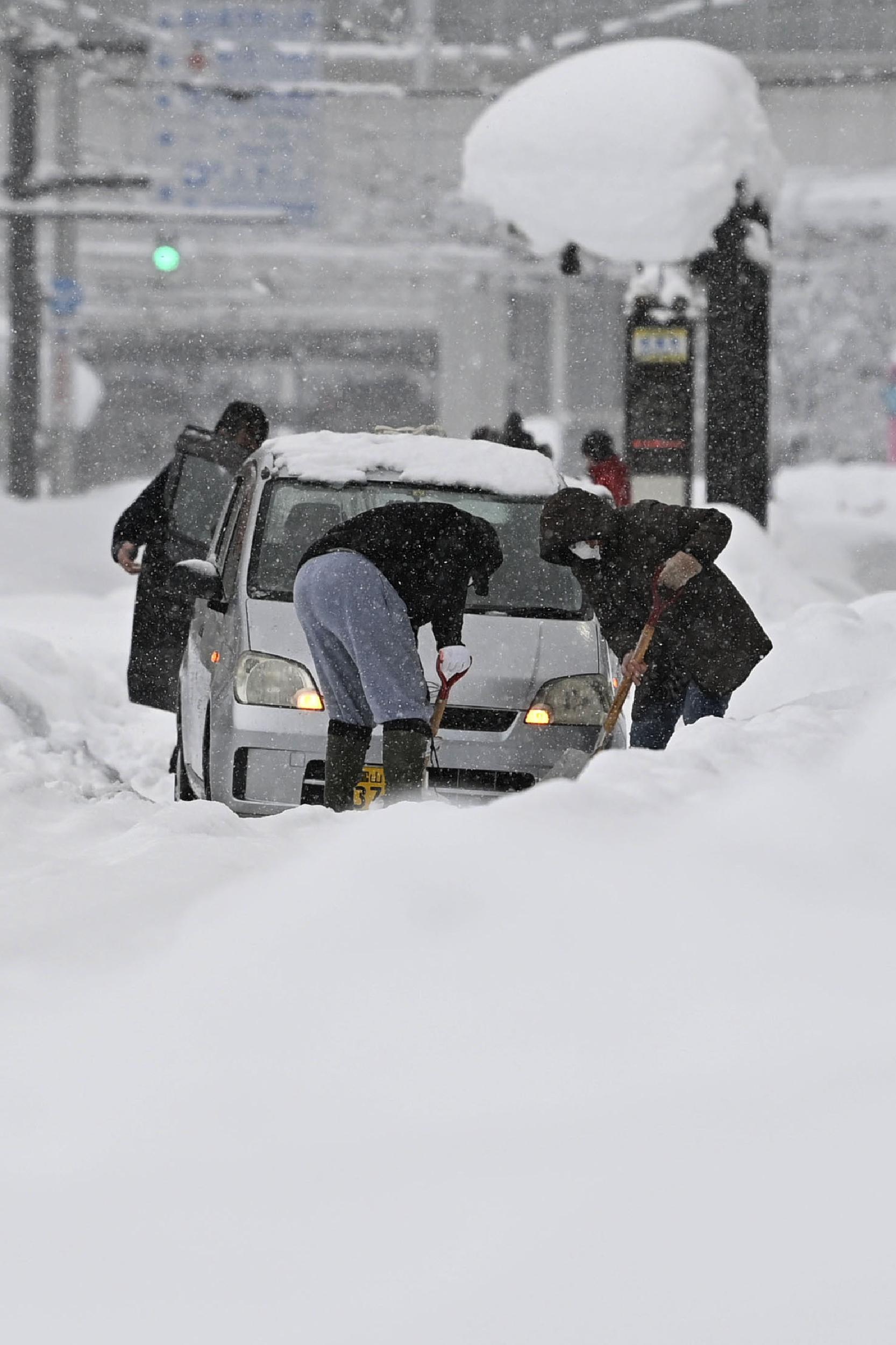 日本遭遇灾害级大雪侵袭