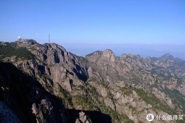 震撼！男子杭州太子山意外拍摄到黄山美景，70公里外的天都峰与光明顶尽收眼底，揭秘背后的奇迹瞬间和必要条件。