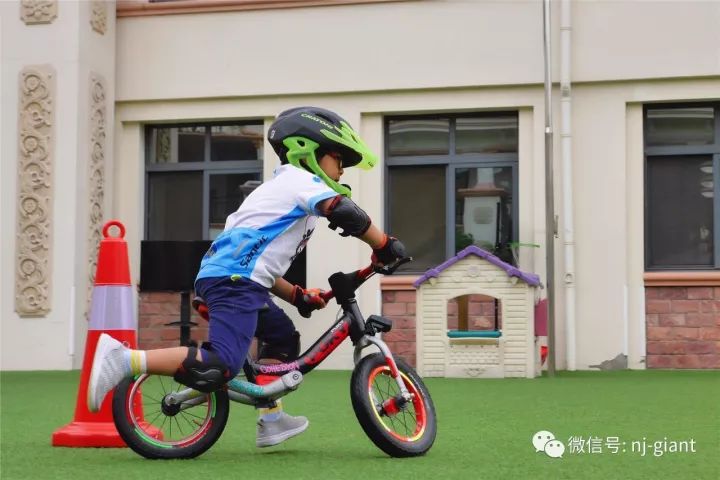 小孩哥踩着滑板车在跑步机上滑行